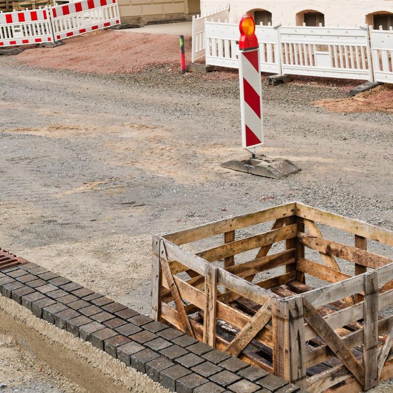 Strassenbau - Eine Gosse aus Pflastersteinen ist schon fertig