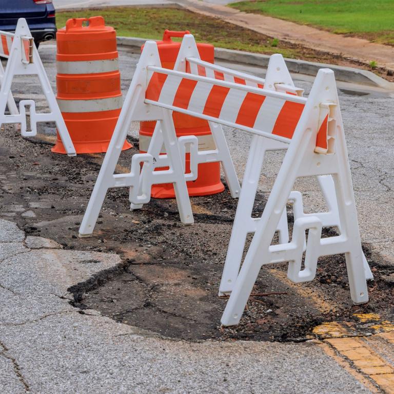 große Schlaglöcher sind durch Pfosten gesichert