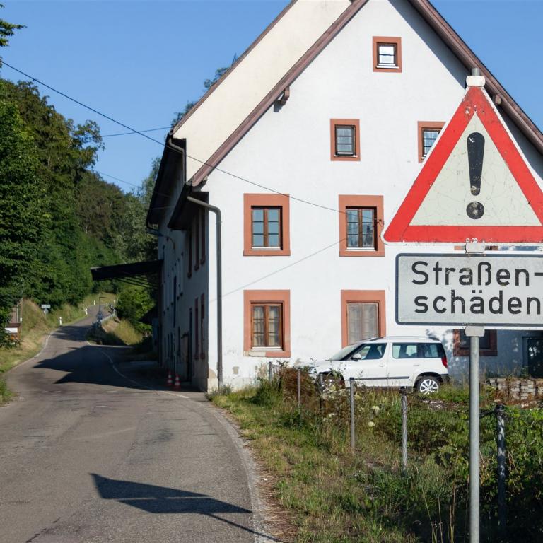 Straßenschild achtung Straßenschäden
