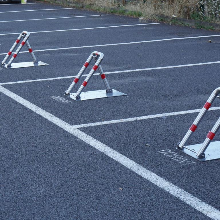 Parkplatz mit aufgestellten Absperrungen